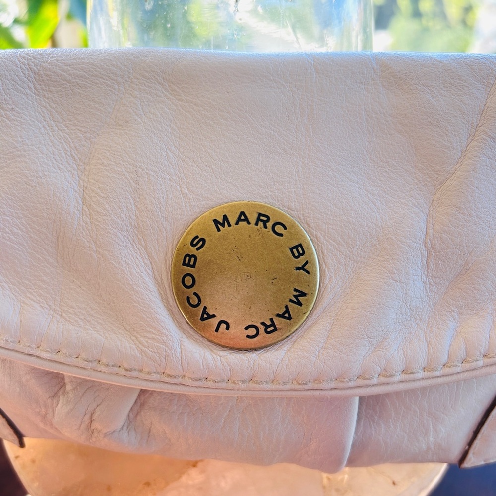 Marc by Marc Jacobs Fold-Over Leather Clutch Gold Medallion creamy white EUC - Picture 3 of 10